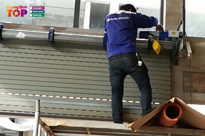 Sua-chua-cua-cuon-austdoor-quangbinhtoplist