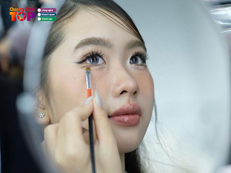 Le-thu-makeup-academy-quangbinhtoplist