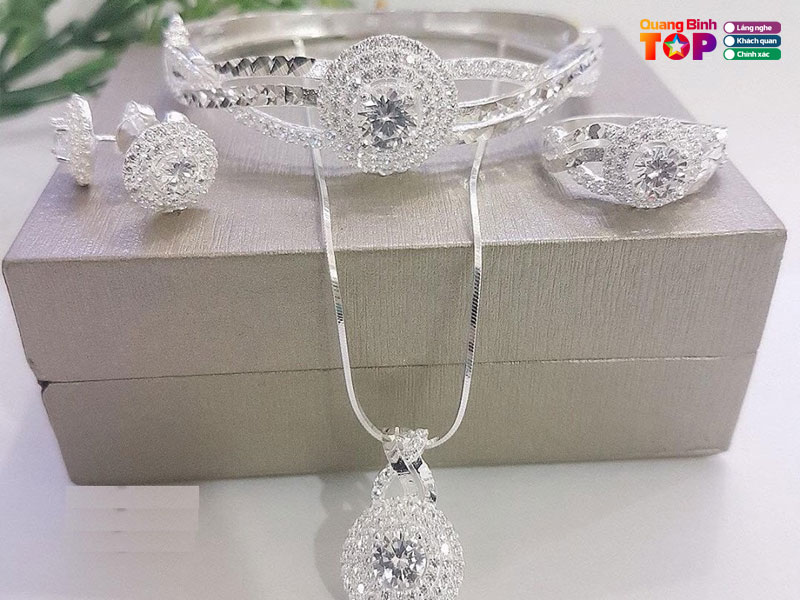 Luu-y-khi-lua-chon-tiem-trang-suc-bac-quang-binh-quangbinhtoplist